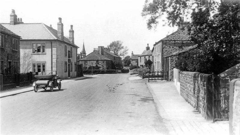 Main Street and Boars Head.JPG - Main Street and Boar's Head -  ( Date not known )  The registration of the car is J595 - a closeup is shown in the next image.   (Does anyone know the make and model and hence an approximate date? ) 